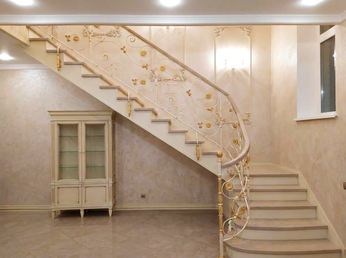 Классическая лестница и витрина в светлом холле