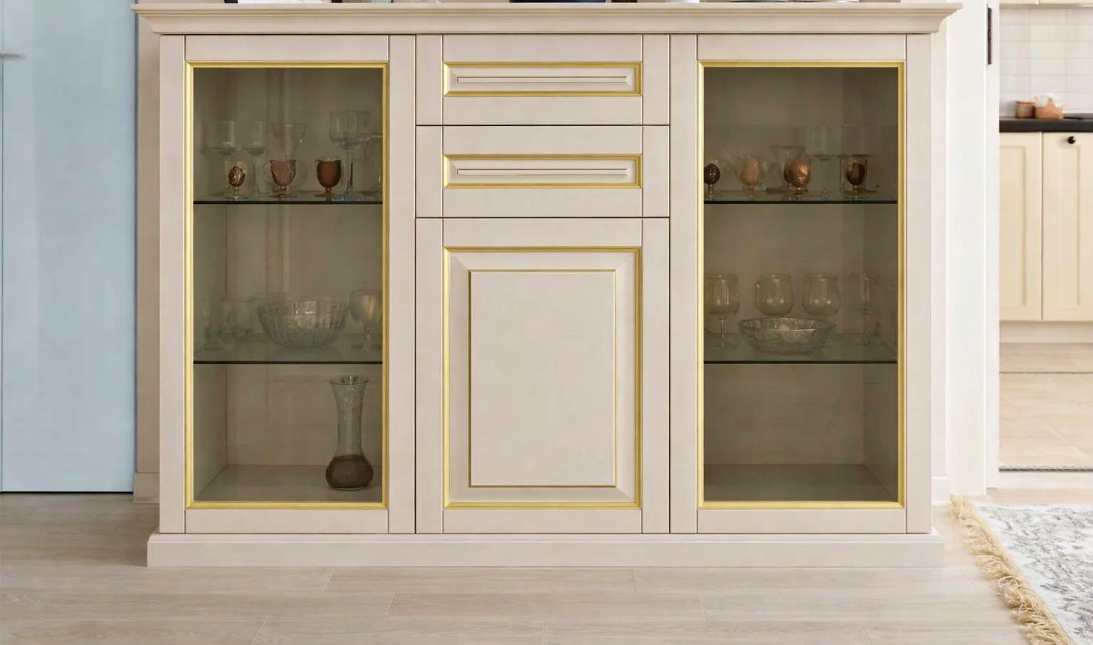 Классический буфет с витринами и золотой патиной