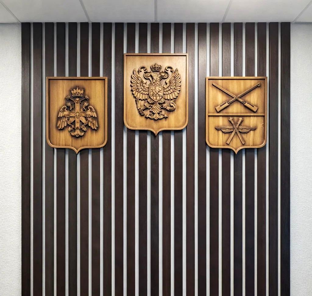 Реечная стеновая панель с резными гербами