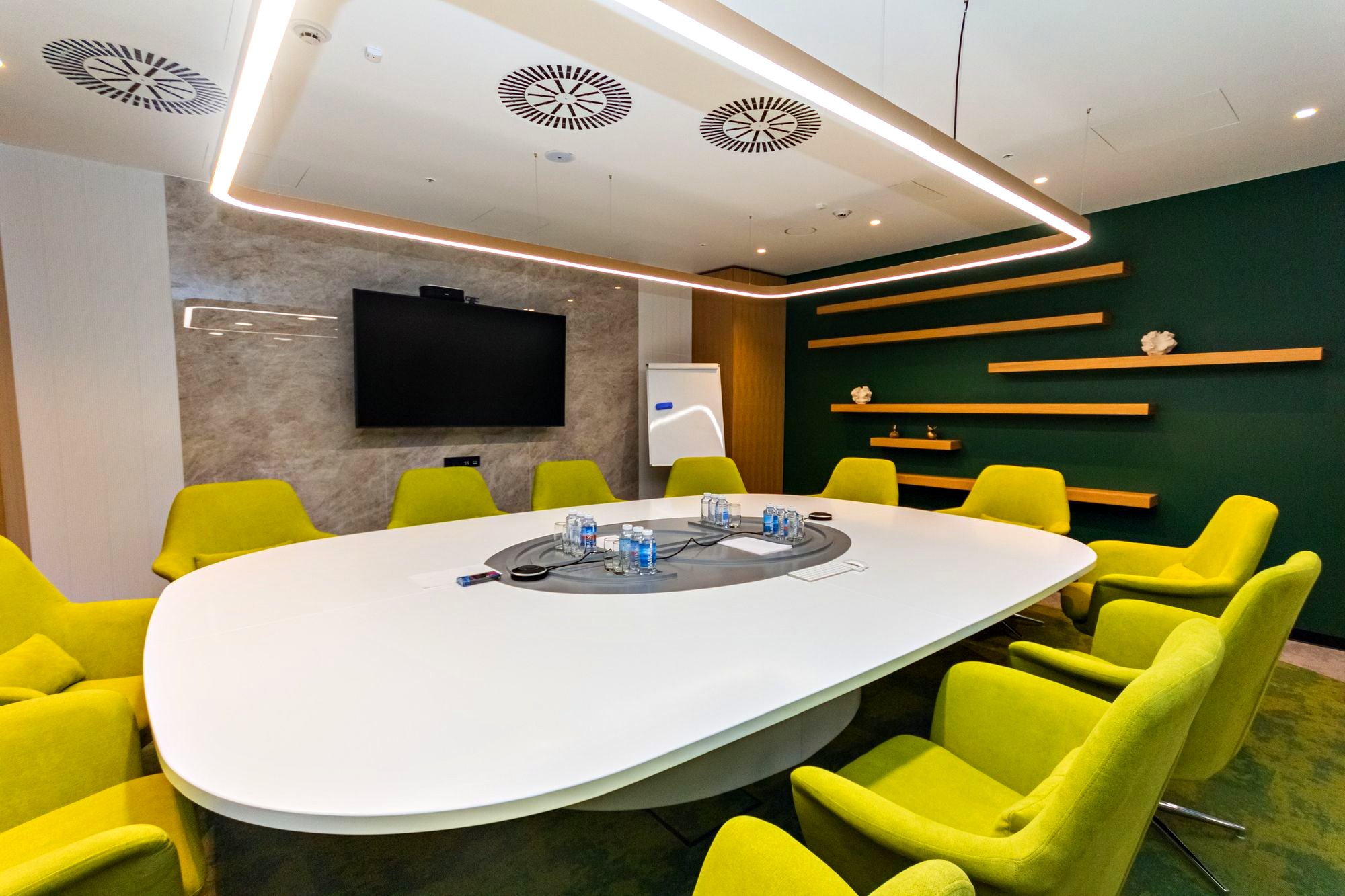 Переговорная с большим белым столом и жёлтыми креслами